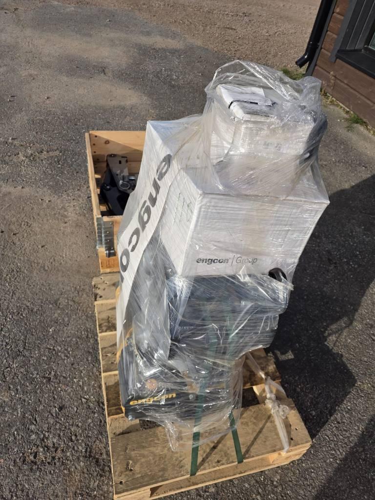 Engcon irroitettava malli EC 206 + pihtikasetti Kauhanpyörittäjät